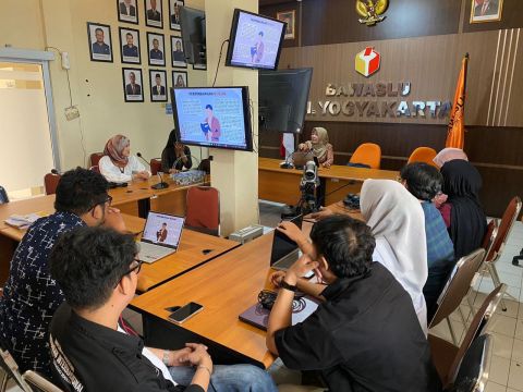 Anggota Bawaslu DIY, Sutrisnowati mengajak mahasiswa berdiskusi perihal penyelesaian sengketa pemilu