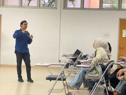 Anggota Bawaslu DIY, Bayu Mardinta Kurniawan mengajak mahasiswa berdiskusi tentang tantangan pemilu era digital