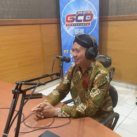Ketua Bawaslu DIY menjadi narasumber dalam talkshow tentang pengawasan partisipatif di radio GCD FM