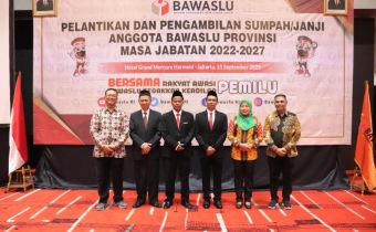 Tiga Anggota Bawaslu DIY Diambil Sumpah Janji