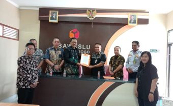 Bawaslu DIY Menyerahkan Dua Staf Baru Untuk Bawaslu Kabupaten Kulon Progo