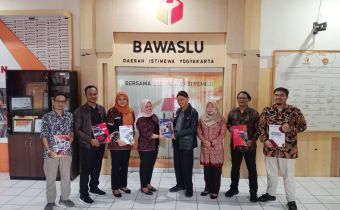 Bawaslu DIY Terima Buku Laporan Tahapan Pemilu dan Pemilihan Tahun 2024 dari KPU DIY