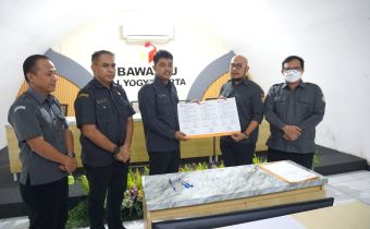 Sekretariat Bawaslu DIY Gelar Serah Terima Jabatan Kepala Bagian Bawaslu DIY