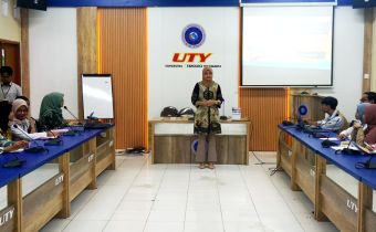 Anggota Bawaslu DIY Umi Illiyina menjadi pemateri dalam Program Bawaslu Mengajar di Universitas Teknologi Yogyakarta