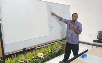 Agung Nugroho memaparkan sejarah pengawasan pemilu pada Konsolidasi Demokrasi