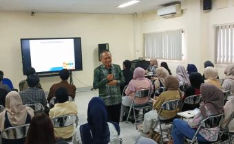 Ketua Bawaslu D.I.Yogyakarta memberikan materi tentang apa itu Demokrasi dan Pemilu