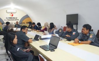 Peserta Berdialog Bersama Ketua Bawaslu DIY dalam Angkringan Demokrasi