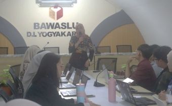 Koordinator Divisi Pencegahan, Partisipasi Masyarakat dan Humas Bawaslu DIY memaparkan materi tentang pengawasan partisipatif dari masyarakat
