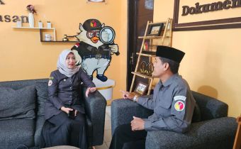 Koordinator Divisi Pencegahan, Partisipasi Masyarakat dan Humas Bawaslu DIY berdiskusi mengenai pengawasan PDPB di wilayah Sleman bersama Koordinator Divisi Pencegahan, Partisipasi Masyarakat dan Humas Bawaslu Kabupaten Sleman