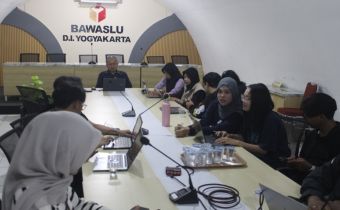 Ketua Bawaslu DIY, Mohammad Najib Mengajak Mahasiswa Berdiskusi tentang Demokrasi dan Pemilu dalam Angkringan Demokrasi