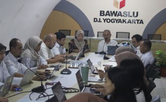Bawaslu DIY dan Bawaslu Kabupaten/Kota se-DIY Membahas Renstra Tahun 205-2029 di Ruang Rapat Abhipraya
