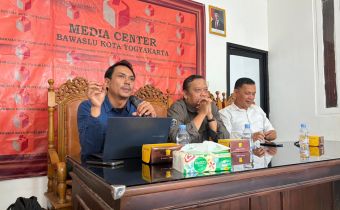 Anggota Bawaslu DIY memaparkan layanan informasi publik di Bawaslu Kota Yogyakarta