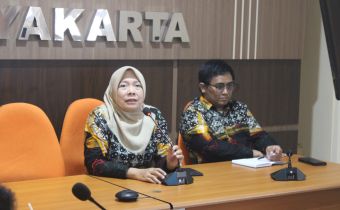 Anggota Bawaslu, Sutrisnowati (kiri) mengajak mahasiswa berdiskusi tentang sengketa pemilu