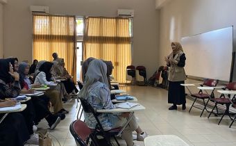 :Anggota Bawaslu DIY, Umi Illiyina Mengajak Mahasiswa Berdiskusi Tantangan Demokrasi di Indonesia