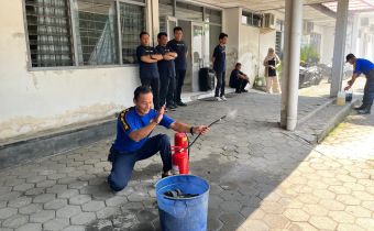 Bawaslu DIY lakukan simulasi pemadaman api kebakaran bersama DAMKARMAT DIY