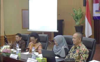 Ketua Bawaslu DIY, Mohammad Najib (paling kanan) menghadiri rapat kerja inventasrisasi materi pengawasan atas pelaksanaan UU No. 7 Tahun 2017 tentang Pemilu sebagaimana diubah menjadi UU No 7 Tahun 2023