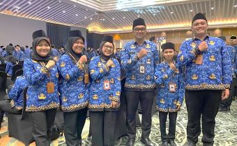 Pegawai Bawaslu DIY mengikuti pelantikan PNS di Bawaslu DIY bersama Plt. Kepala Sekretariat Bawaslu DIY (Nomor 3 dari kanan)