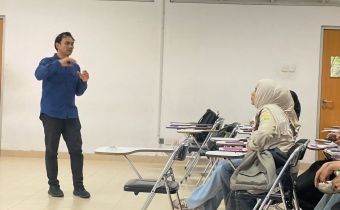 Anggota Bawaslu DIY, Bayu Mardinta Kurniawan mengajak mahasiswa berdiskusi tentang tantangan pemilu era digital