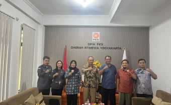 Pada Senin (8/6/2026), Bawaslu DIY dan DPW PKS DIY memperkuat sinergi dalam pendidikan politik, pengawasan partisipatif, serta pemutakhiran data partai politik. Kegiatan konsolidasi demokrasi dan audiensi ini juga menjadi ruang untuk menghimpun masukan terkait revisi Undang-Undang Pemilu serta memperkuat kesiapan menuju Pemilu 2029 yang berintegritas dan demokrasi yang berkualitas.