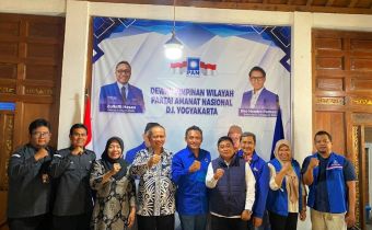 Bawaslu DIY menggelar konsolidasi demokrasi dan audiensi bersama Dewan Pimpinan Wilayah (DPW) Partai Amanat Nasional (PAN) Daerah Istimewa Yogyakarta (DIY) guna memperkuat sinergi menjelang tahapan Pemilu 2029. Pertemuan yang digelar pada Senin (15/06/2026) tersebut membahas mengenai pemutakhiran data partai politik melalui SIPOL, penguatan pendidikan politik masyarakat, serta upaya pencegahan politik uang sebagai bagian dari komitmen bersama untuk mewujudkan demokrasi yang berintegritas, inklusif, dan berk