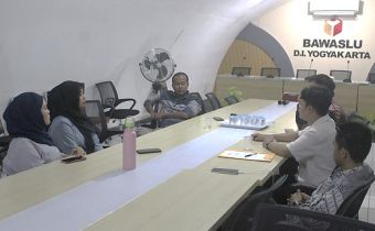 Bawaslu DIY menggelar diskusi mengenai profesionalitas pengawas pemilu bersama mahasiswa di Kantor Bawaslu DIY