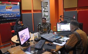 Bawaslu DIY melakukan audiensi sekaligus dialog interaktif dengan Sonora FM untuk memperkuat pengawasan partisipatif kepada masyarakat DIY