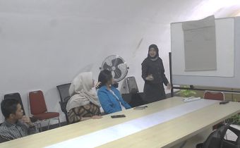 Bawaslu DIY berdiskusi dengan mahasiswa magang tentangstrategi dalam menjaga kualitas demokrasi khususnya untuk wilayah DIY