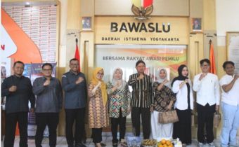 Bawaslu DIY melepas mahasiswa magang dari Universitas Teknologi Yogyakarta (UTY) dan Universitas Aisiyah (UNISA) pasca menjalani kegiatan magang 