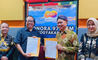 Bawaslu DIY dan Sonora FM memperkuat sinergi edukasi politik dan pengawasan partisipatif melalui dialog publik yang dirangkai dengan penandatanganan Perjanjian Kerja Sama (PKS)