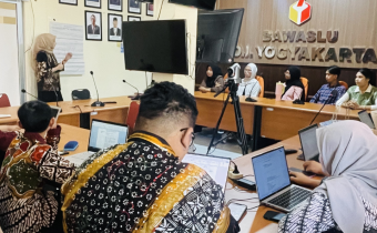 Bawaslu DIY mengajak mahasiswa berdiskusi mengenai berbagai potensi kerawanan pada setiap tahapan Pemilu