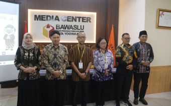 Bawaslu DIY membuka sekaligus menyematkan tanda peserta kepada peserta Pendidikan Pengawas Partisipatif (P2P) di Bawaslu Kota Yogyakarta