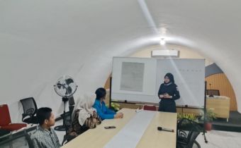 Koordinator Divisi Pencegahan, Partisipasi Masyarakat dan Humas Bawaslu DIY berdiskusi dengan mahasiswa tentang strategi pengawasan pemilu