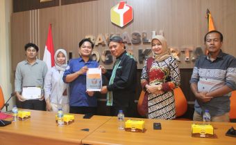 Bawaslu DIY menerima policy brief hasil karya tulis yang disusun oleh mahasiswa Universitas Aisiyah’ (UNISA) selama melaksanakan magang di Bawaslu DIY yang diserahkan oleh dosen pembimbing lapangan