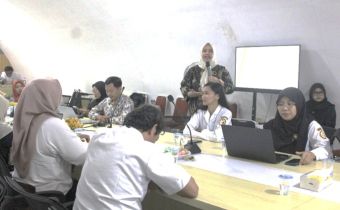 Tim Bank Syariah Indonesia (BSI) memaparkan contoh pelayanan yang diterapkan kepada Bawaslu DIY dan Bawaslu Kabupaten/Kota se-DIY dalam melayani pengunjung di Bawaslu