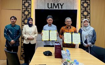 Bawaslu DIY dan Fakultas Hukum UMY melakukan penandatangan kerja sama Pendidikan demokrasi dan kepemiluan serta pengawasan partisipatif