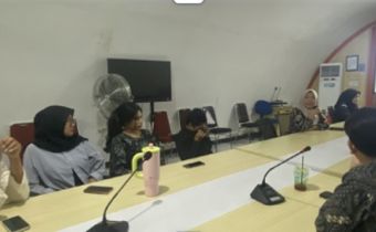 Anggota Bawaslu DIY memaparkan asas pemilu dan penjelasannya kepada mahasiswa