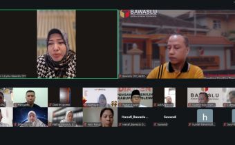 Koordinator Divisi Pencegahan, Partisipasi Masyarakat dan Humas Bawaslu DIY melakukan evaluasi kepada Divisi P2H dan HP2H Kabupaten/Kota se-DIY