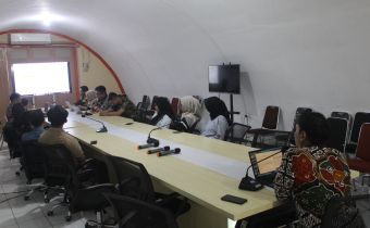 Anggota Bawaslu DIY, Bayu Mardinta Kurniawan memaparkan tentang penanganan pelanggaran dan proses pelaporan beserta proses penegakkan hukumnya kepada mahasiswa