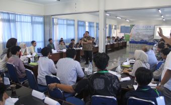 Ketua Bawaslu RI, Rahmat Bagja memaparkan tentang penegakan hukum pemilu kepada kader Himpunan Mahasiswa Islam (HMI) di Yogyakarta