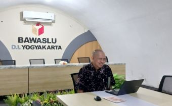 Ketua Bawaslu DIY memaparkan materi tentang demokrasi dalam kegiatan Angkringan Demokrasi di Bawaslu DIY