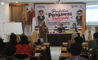 Anggota Bawaslu DIY memberikan materi dalam Pendidikan Pengawas Partisipatif di Bawaslu Kabupaten Gunungkidul