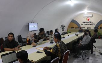 Bawaslu DIY dan mahasiswa berdiskusi mengenai tantangan oligarki dan demokrasi pada program Angkringan Demokrasi