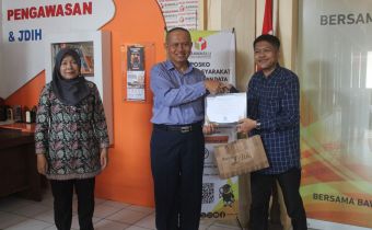 Ketua Bawaslu DIY, Mohammad Najib (tengah) melepas mahasiswa magang DIY dengan didampingi oleh Koordinator Divisi Hukum dan Penyelesaian Sengketa Bawaslu DIY, Sutrisnowati (kiri)