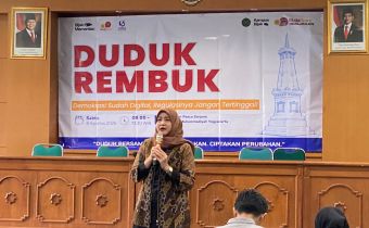 Koordinator Divisi Pencegahan, Partisipasi Masyarakat dan Humas Bawaslu DIY, Umi Illiyina memaparkan kerawanan pemilu dalam era digital di Universitas Muhammadiyah Yogyakarta