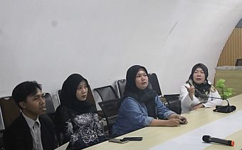 Anggota Bawaslu DIY, Koordinator Divisi Hukum dan Penyelesaian Sengketa, Sutrisnowati, memaparkan asas Pemilu kepada mahasiswa magang