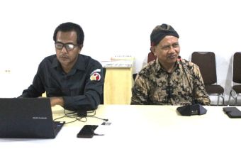 Ketua Bawaslu DIY dan Koordinator Divisi SDMO Bawaslu DIY mendiskusikan pembagian tim dan materi Bawaslu Membelajarkan Volume 2.