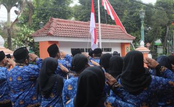 Bawaslu DIY peringati kemerdekaan Indonesia yang ke-81 tahun dengan melaksanakan upacara bendera di halaman kantor Bawaslu DIY.