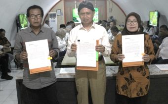 Ketua dan Anggota Bawaslu DIY menandatangani dokumen IKU untuk meningkatkan profesionalisme kinerja Bawaslu DIY