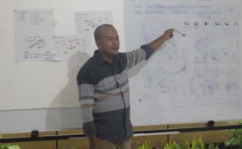 Bawaslu DIY membahas sejarah Pemilu di Indonesia bersama Koordinator Divisi Sumber Daya Manusia, Organisasi, Pendidikan dan Pelatihan Bawaslu DIY, Agung Nugroho