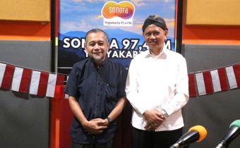 Ketua Bawaslu DIY menjadi narasumber dialog publik di program Teras Kota Radio Sonora